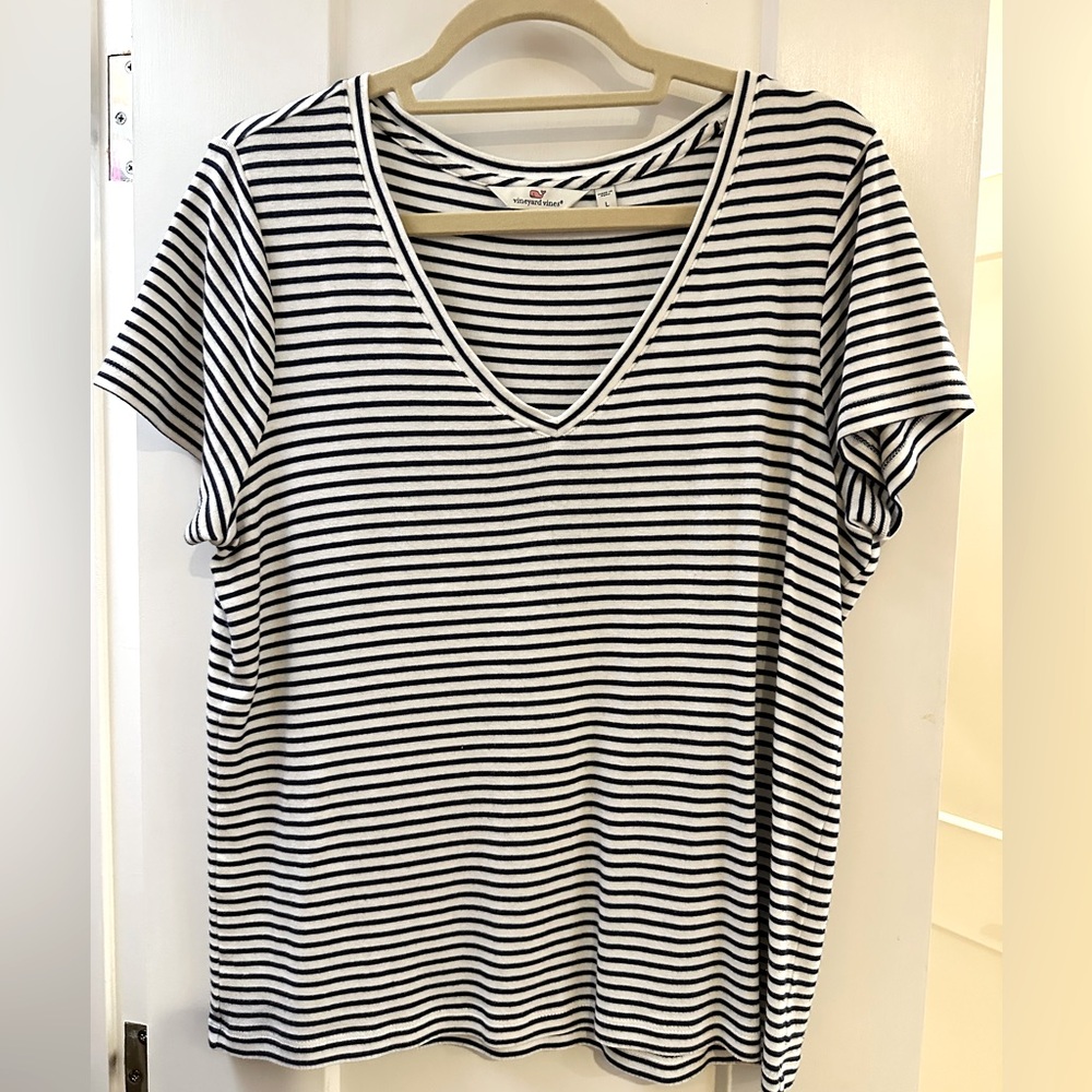 Classic Vineyard Vines simple striped v-neck t-shirt